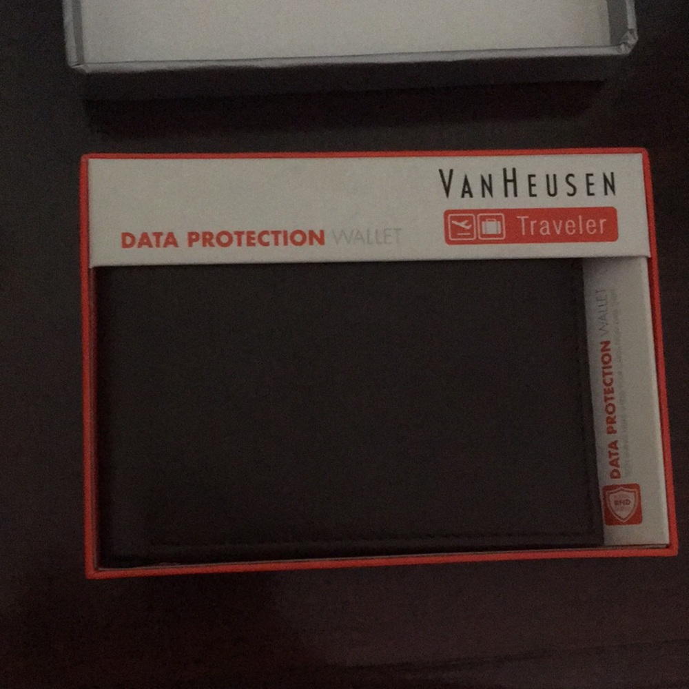 VanHeusen Traveler Bifold Wallet - Picture 2 of 4